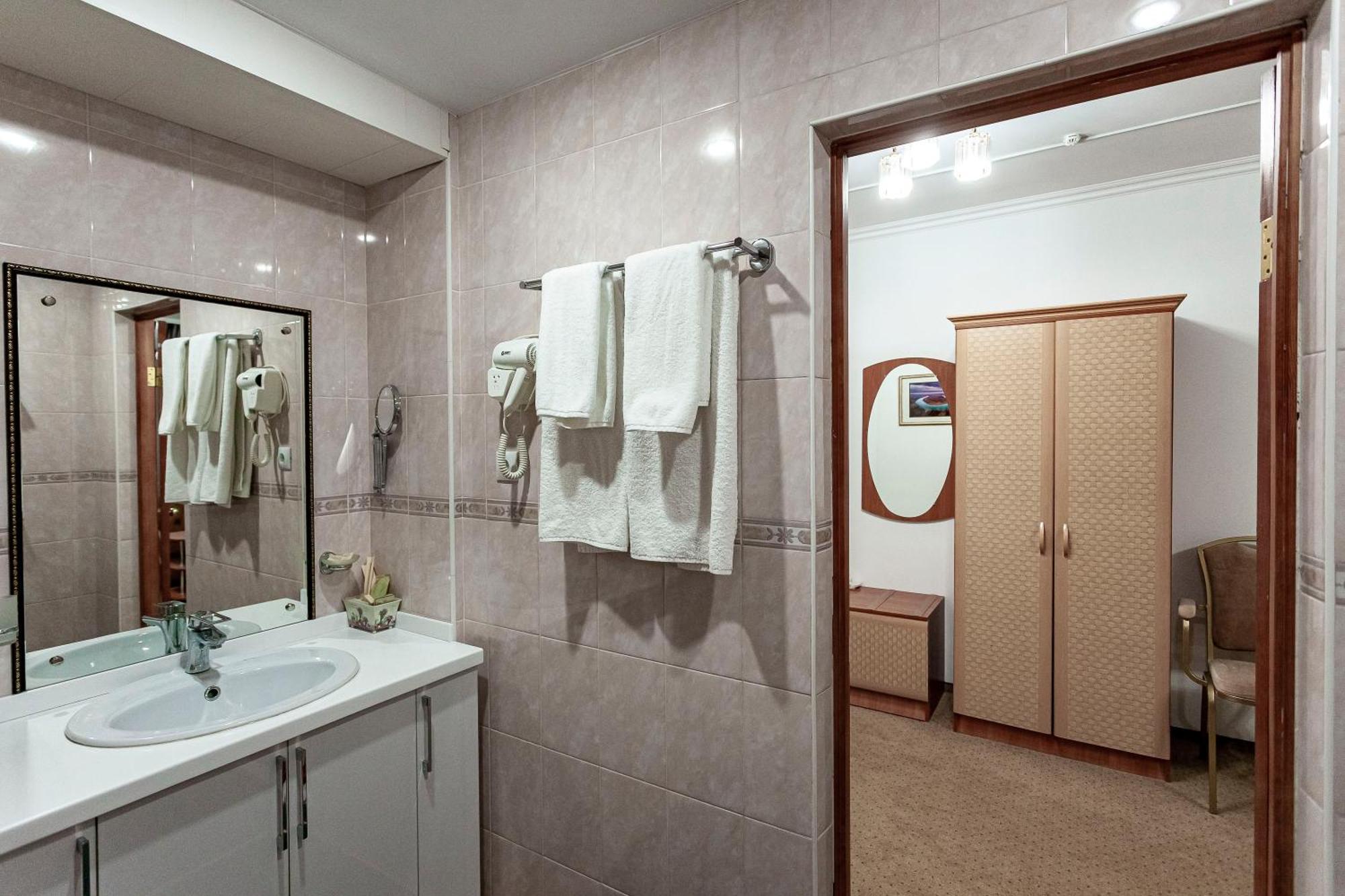 Kurmet Hotel Уральск Экстерьер фото