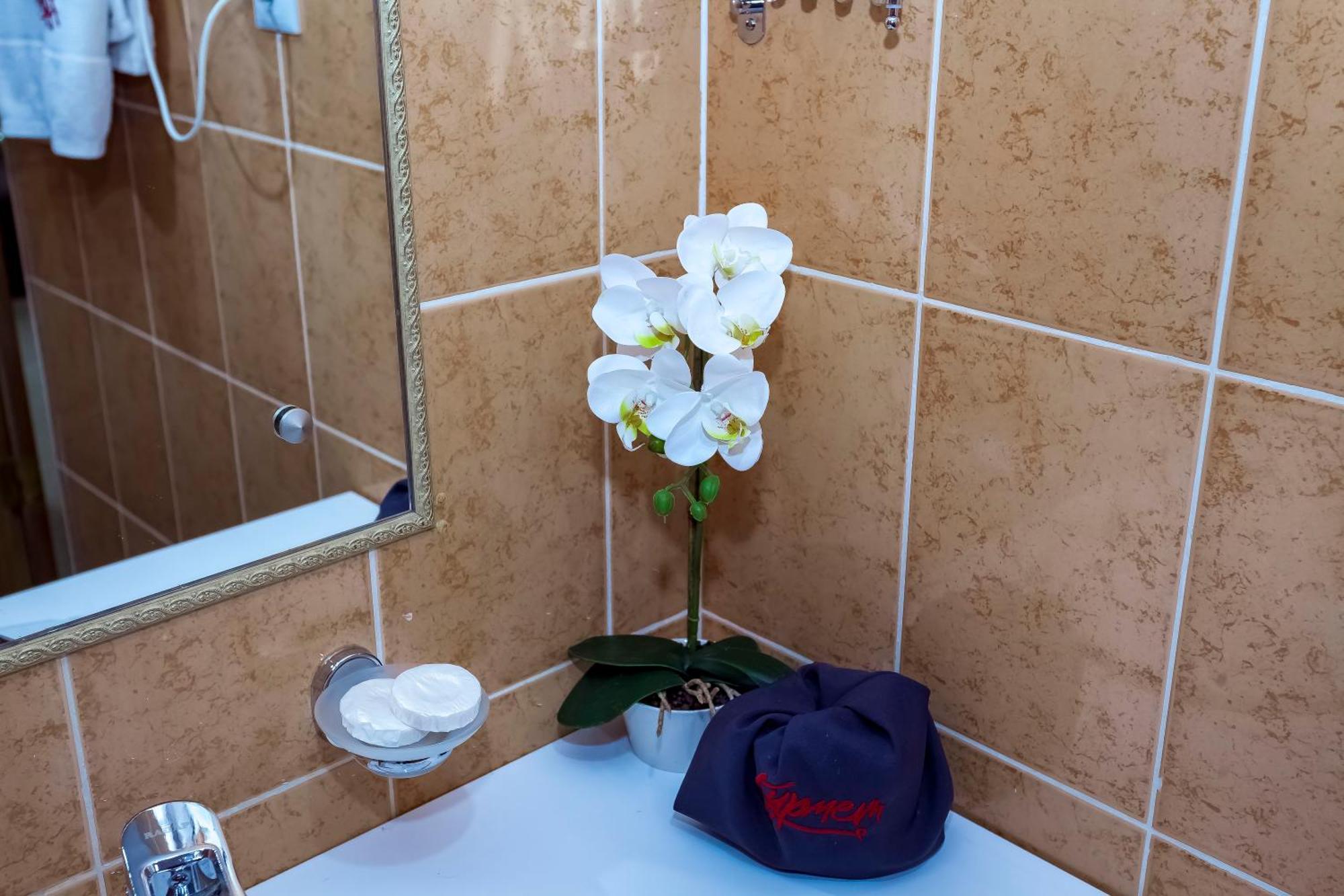 Kurmet Hotel Уральск Экстерьер фото