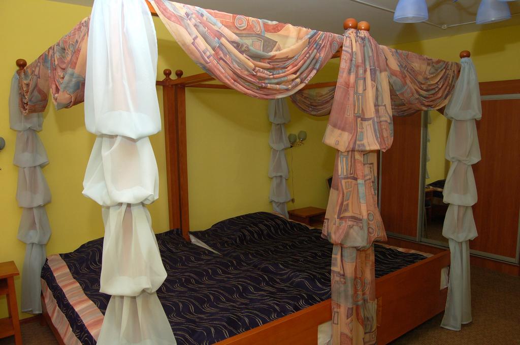 Kurmet Hotel Уральск Экстерьер фото